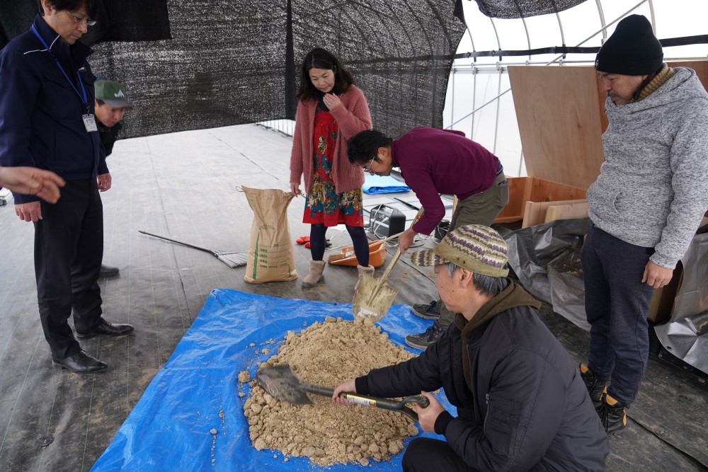 おから発酵肥料の切り返し実習